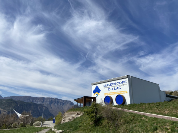 Entrée du Muséoscope du Lac de Serre-Ponçon dans les Hautes-Alpes