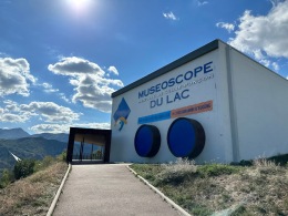 Entrance of the Muséoscope of Lac