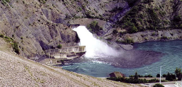 a great spray of water of many cubic meter Dam of Serre-Ponçon